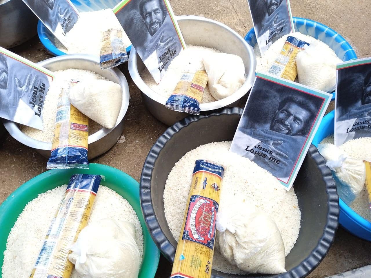 Bowls of prepared food topped with printed photo cards, arranged for delivery.