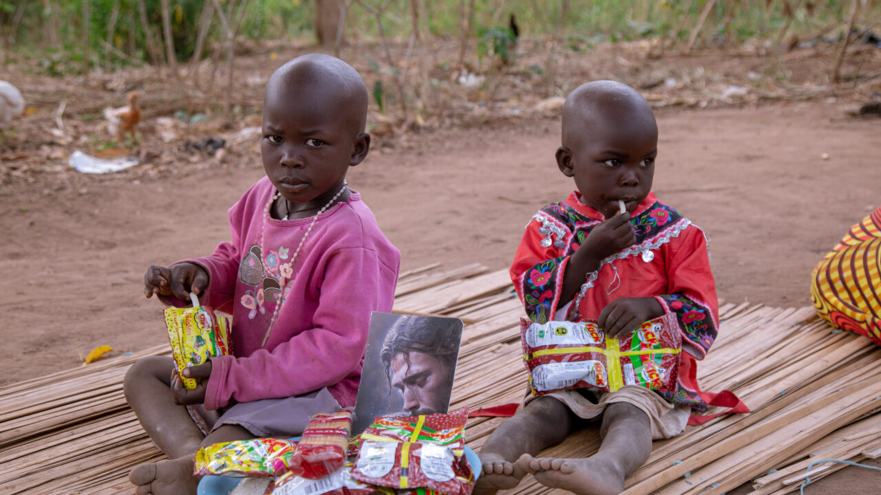 kids enjoying snacks